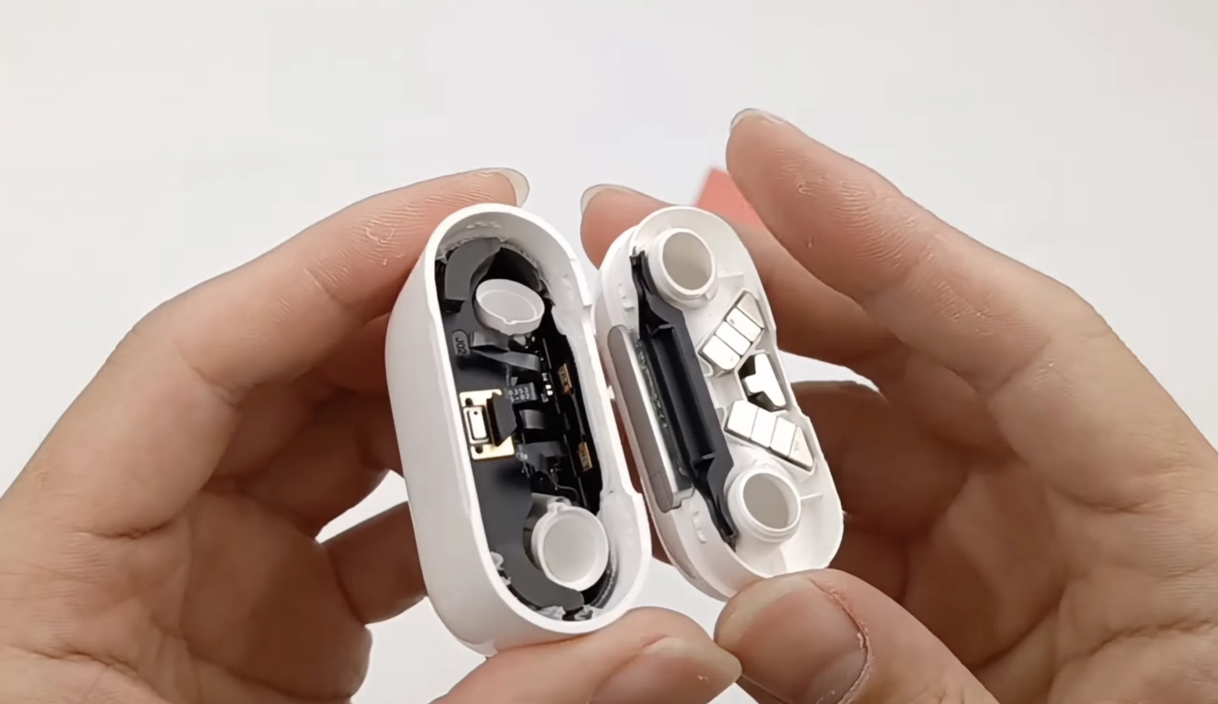AirPods 3 disassembly: The appearance is similar to AirPods Pro, but the interior is very different