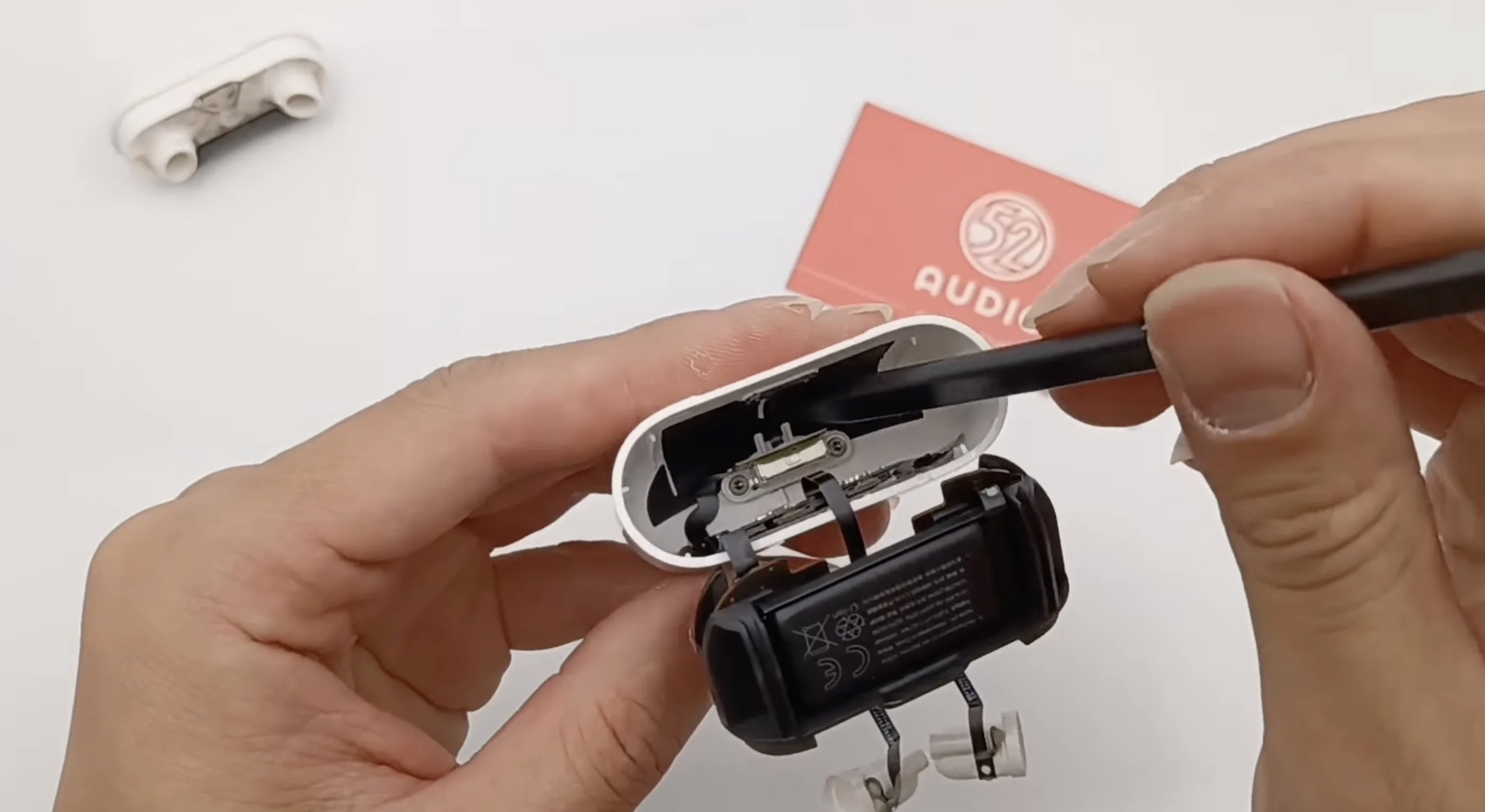 AirPods 3 disassembly: The appearance is similar to AirPods Pro, but the interior is very different