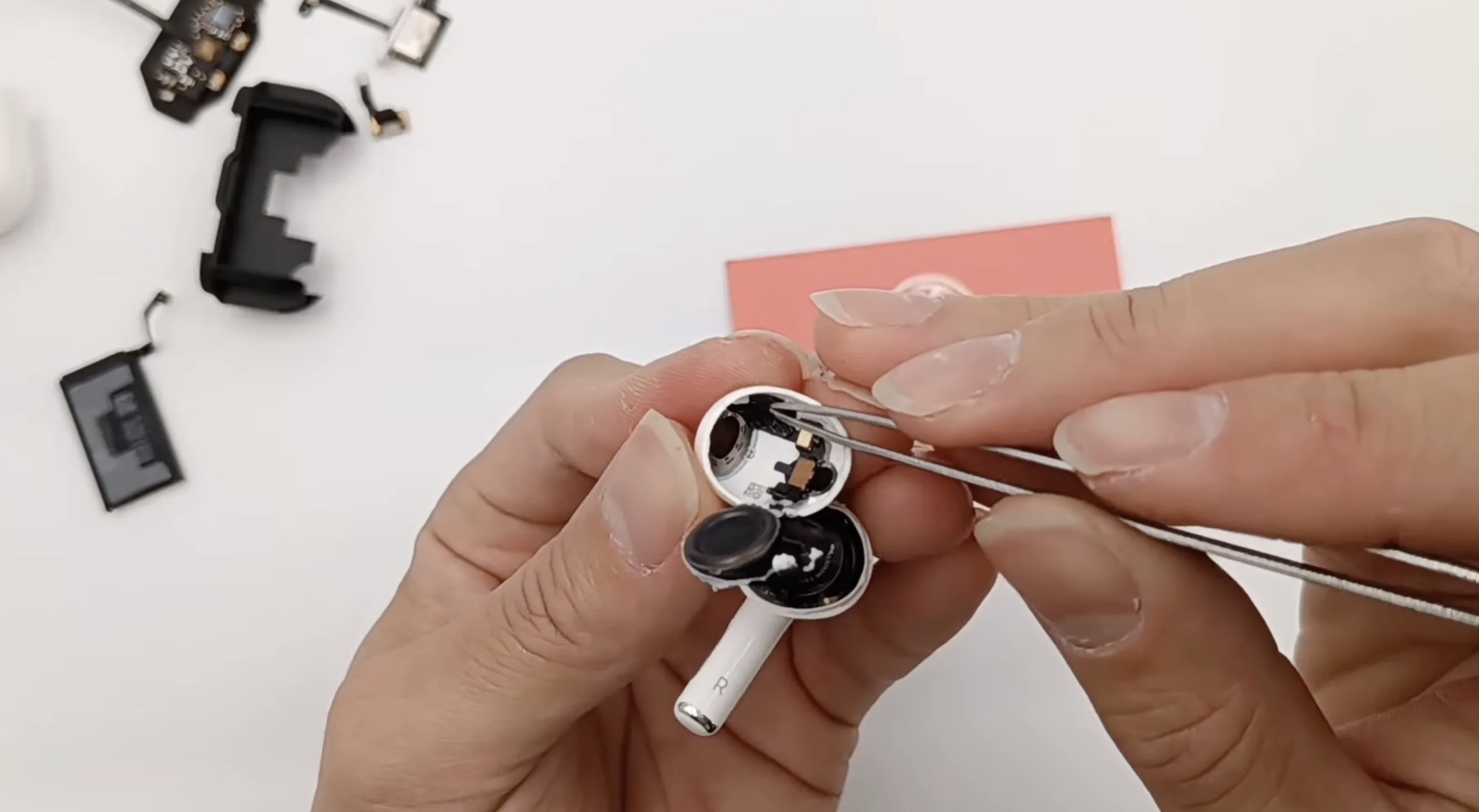 AirPods 3 disassembly: The appearance is similar to AirPods Pro, but the interior is very different