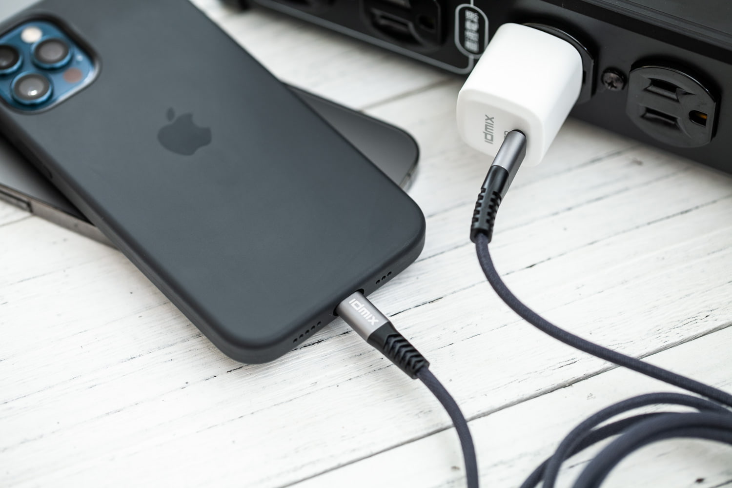 Can iPhone be charged with 220v?  Will the USB tofu head be damaged?
