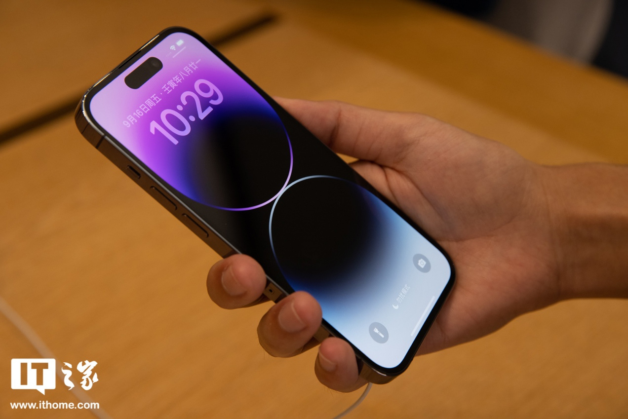 苹果警告用户:iPhone 充电时切勿放在枕头或毯子下面
