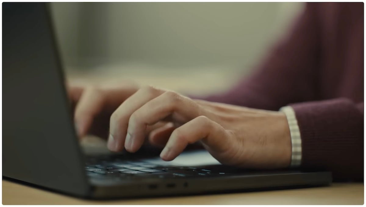 Apple Intelligence | Change your tone | MacBook Pro