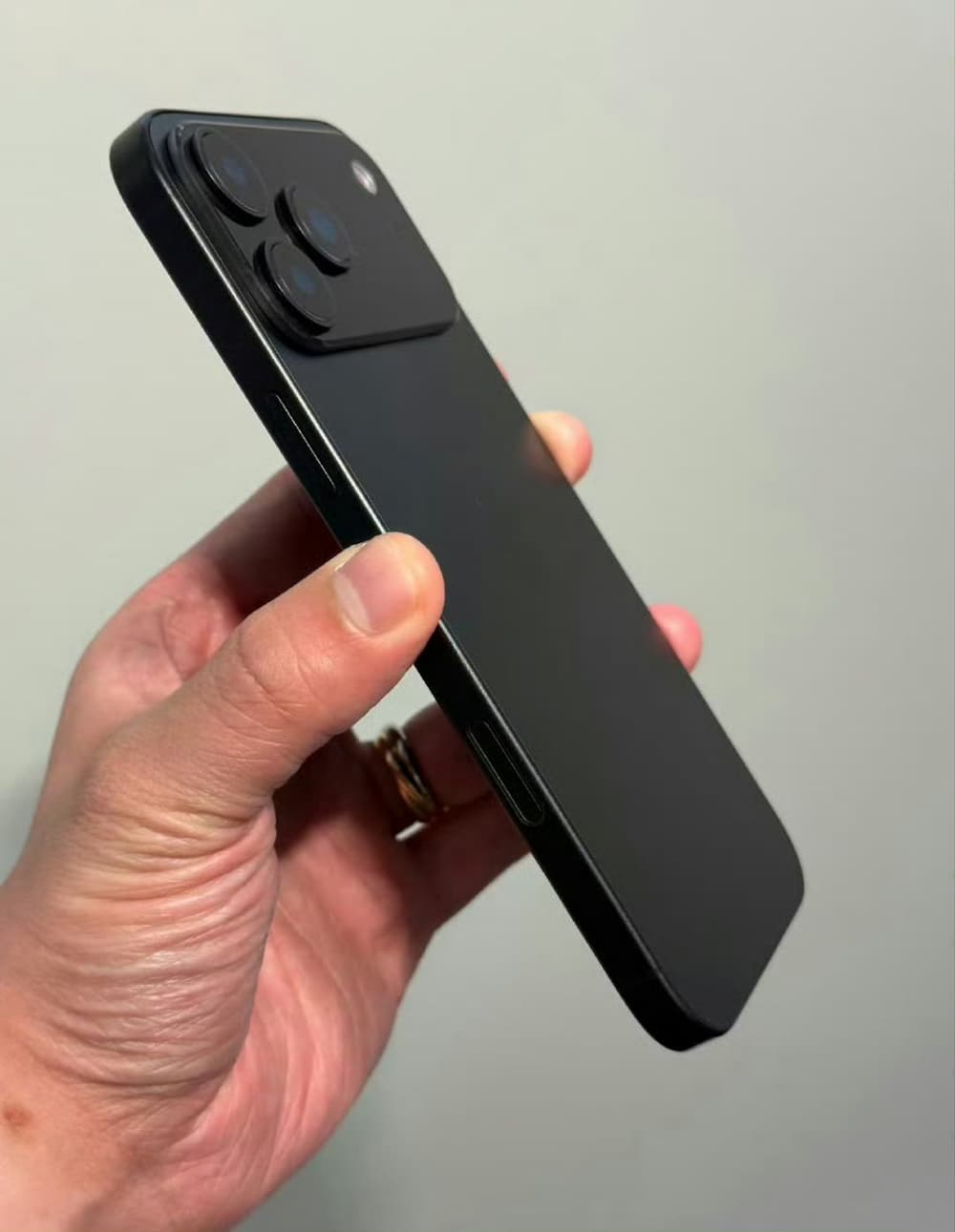 Through the thickness of the iPhone 17 Pro Max, the battery life is improved