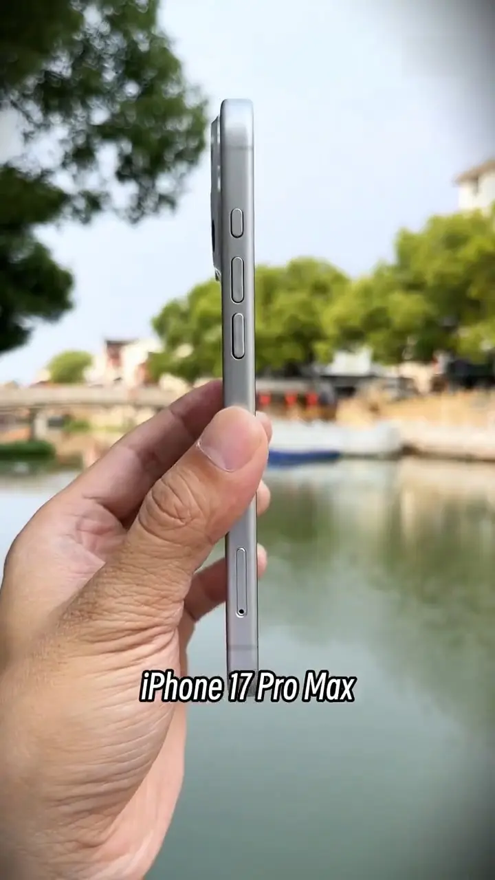 The iPhone 17 Pro Max real-life photos appear for the first time! The four highlights and protective cases of the new body appearance are revealed 4