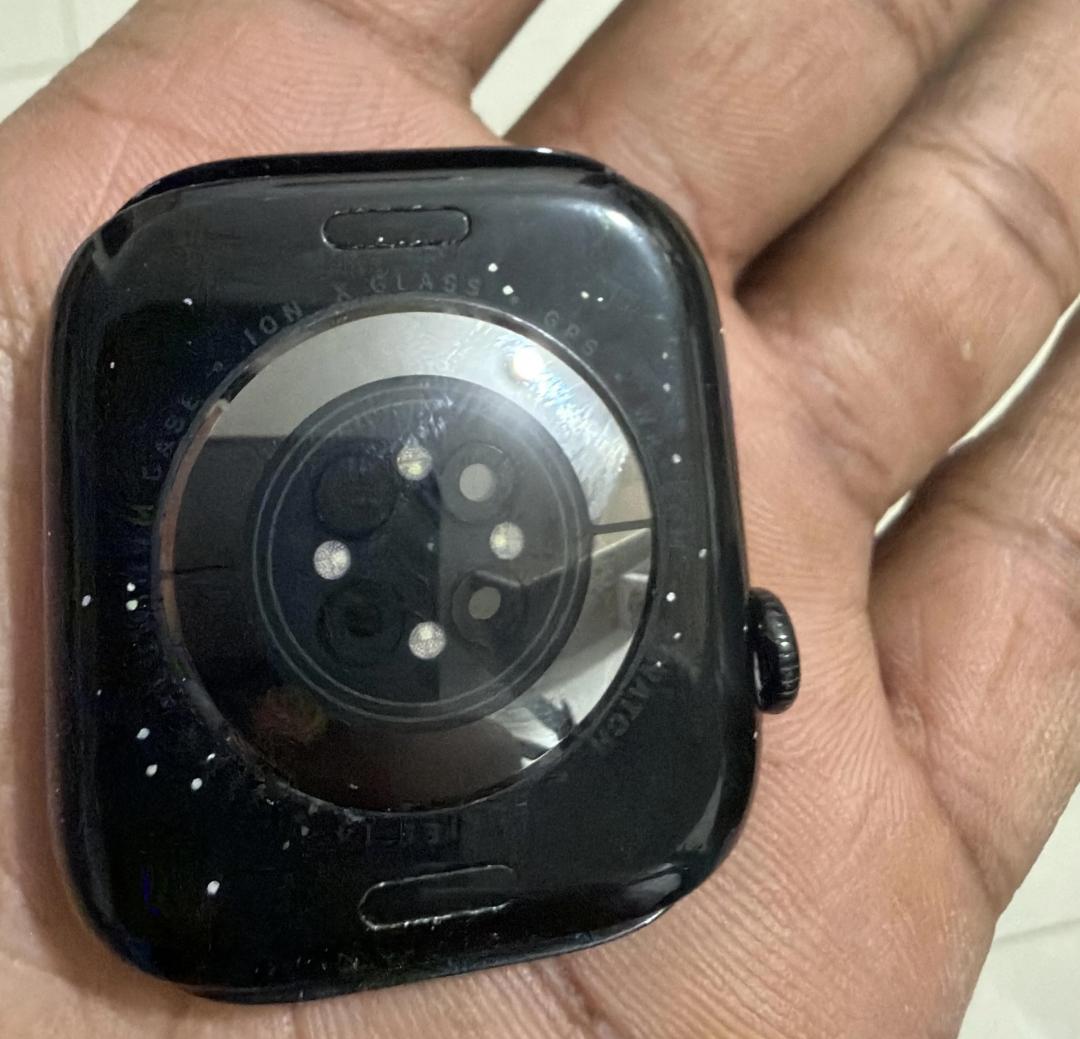 Shortly after the Apple Watch Series 10 was launched last year, some users complained that the obsidian black paint was easy to peel off. (Picture/Reddit)