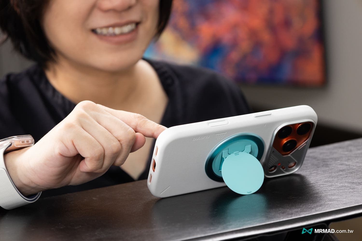 Snap Grip 5 stand function: stable laterally, can support 2