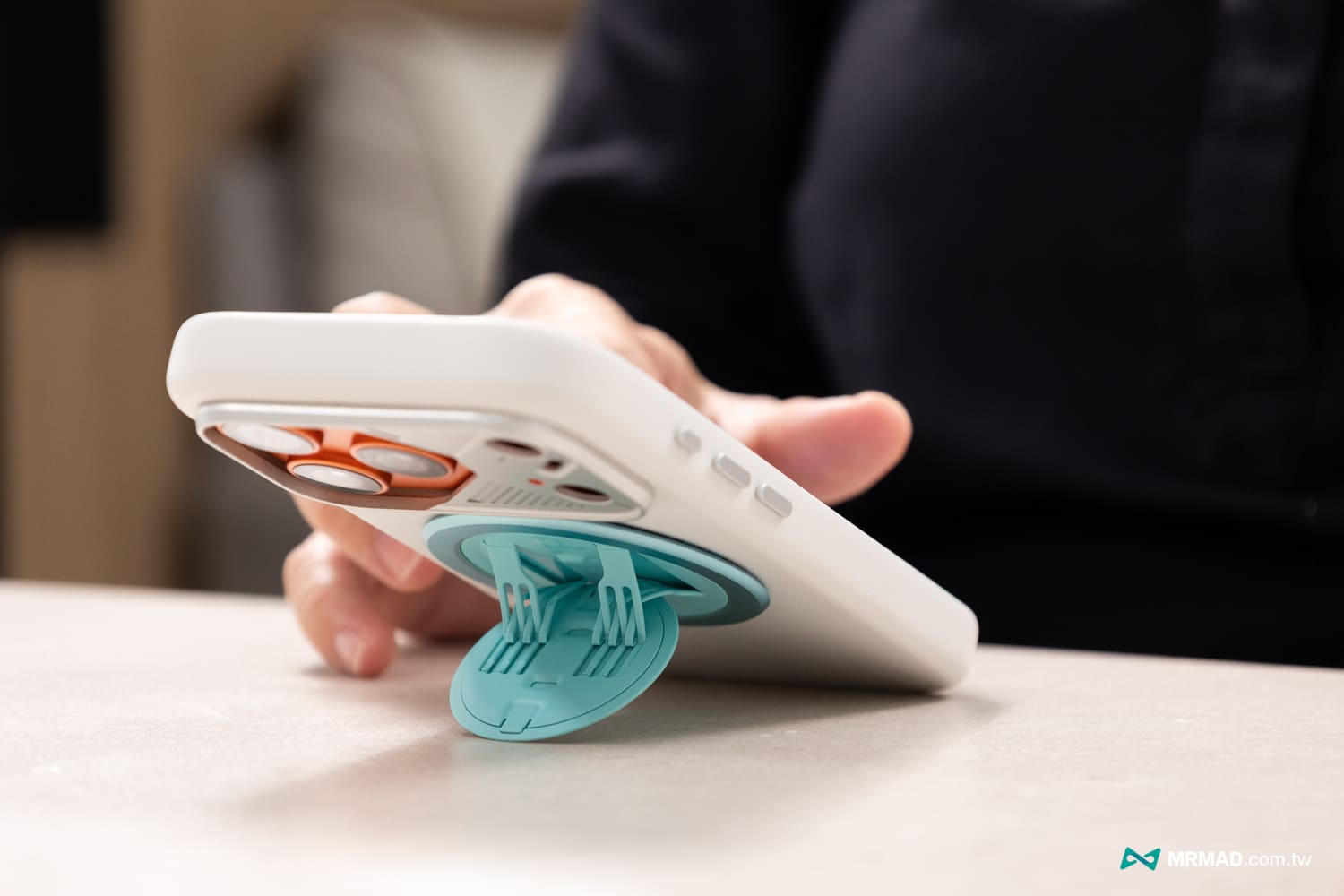 Snap Grip 5 stand function: stable laterally and able to hold 3 feet upright
