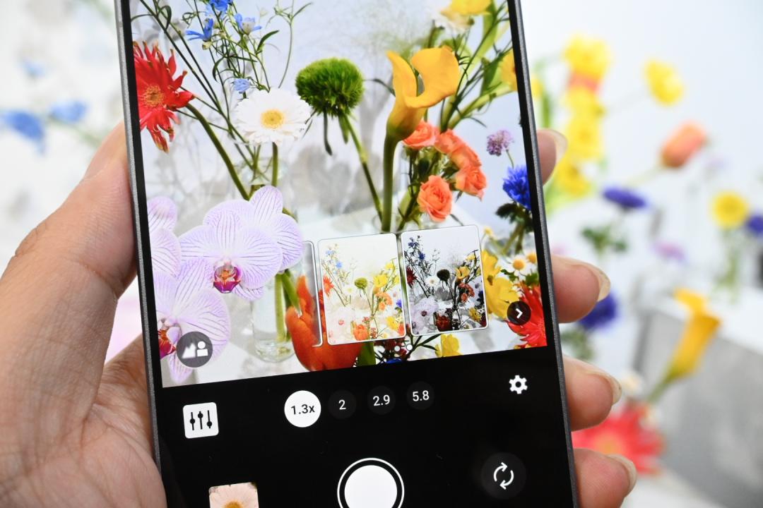 When composing a picture, the AI ​​assistant will pop up 4 groups of color suggestions in the lower right corner, which can be switched instantly like filters. At the same time, the system will also give shooting suggestions by flashing buttons based on the focal length and background blur effect used.