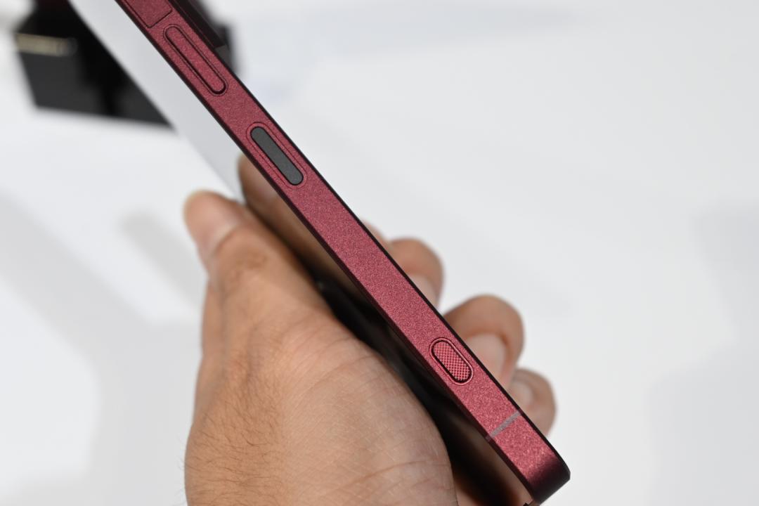 Xperia 1 VIII still retains the physical shutter button and power button combined with fingerprint recognition on the side.