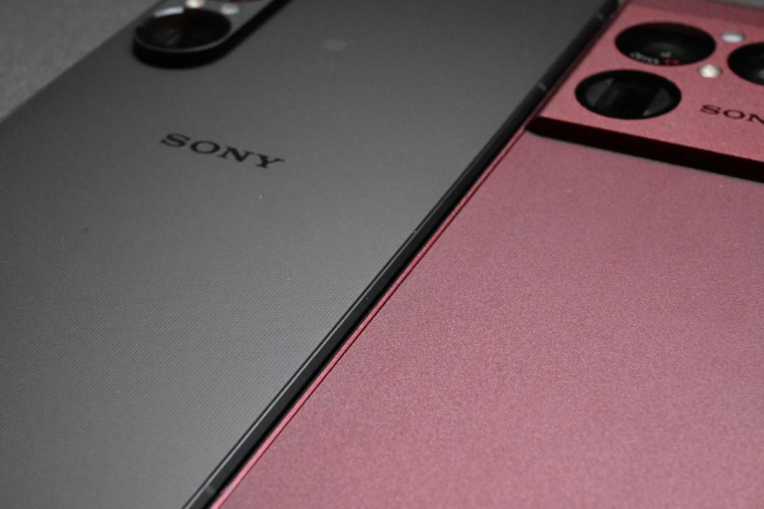 The frosted sand of the Xperia 1 VII on the left is neatly arranged and the grains are clear; the Xperia 1 VIII on the right feels like real ore and has a sandy touch.