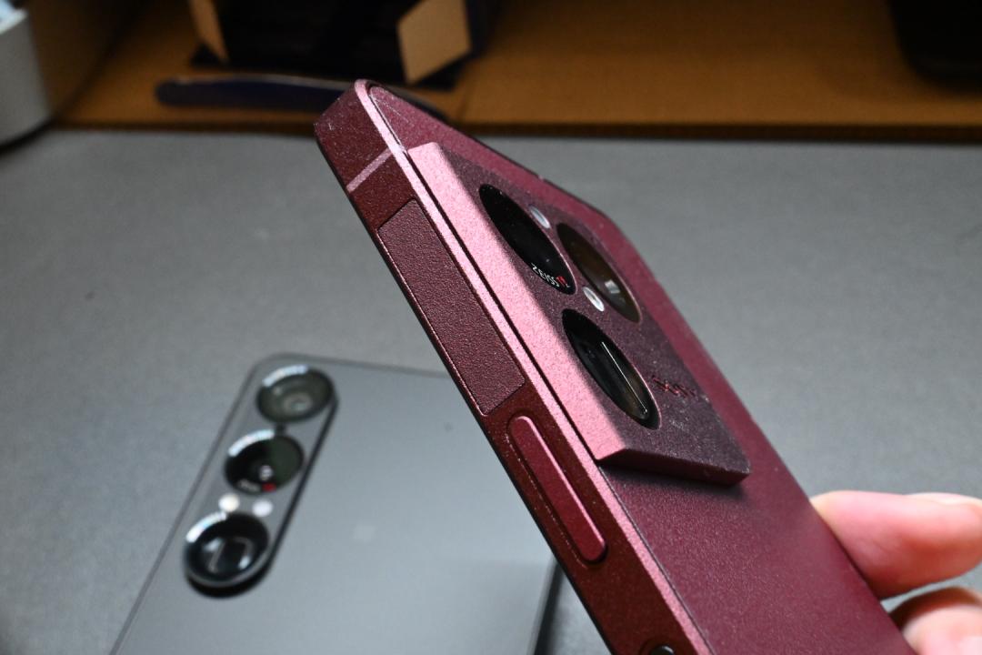 The back cover and sides of Xperia 1 VIII use the same surface treatment, and the touch and texture are consistent. The frame texture of the new material is not as cold as pure metal, and has a better anti-slip effect.