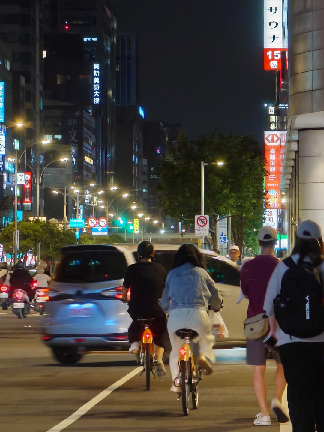 The amount of light admitted by the telephoto lens is increased, and the quality of night shots is purer.