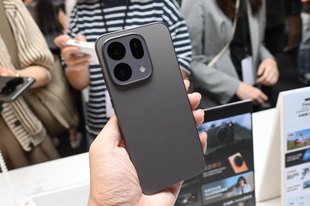 At the same event, OPPO also launched its entry-level flagship Find X9s. It maintains the same compact 6.59-inch body as the Find X9 and uses the MediaTek Dimensity 9500s processor. It is equipped with three 50-megapixel lenses and Hasselblad portrait mode. It allows you to experience the shooting capabilities of the Find X9 series at a more affordable price. It is available in a single capacity 12GB+256GB version, priced at 32,900. Yuan, and is expected to be available on all channels on May 15.