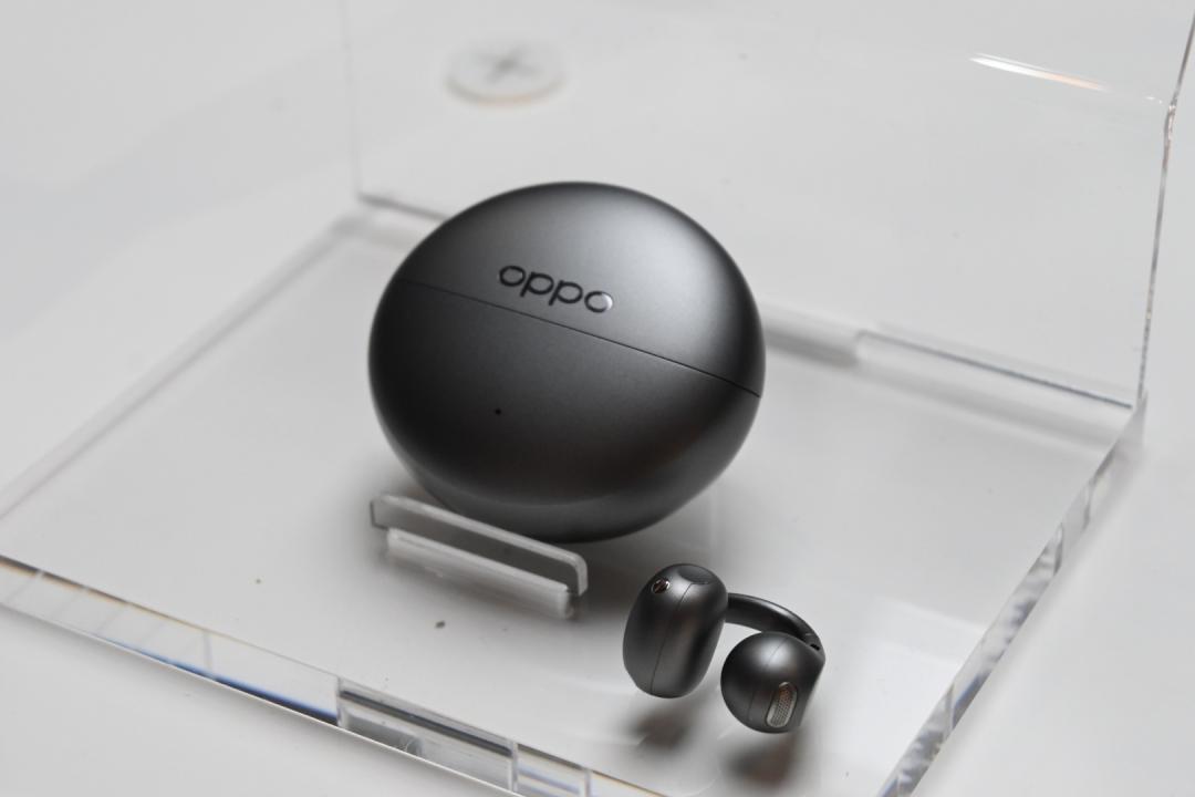 As the craze for ear-clip headphones continues, OPPO seizes business opportunities and launches Enco Clip2. It uses high-resolution coaxial dual-dynamic coils and collaborates with the audio brand Dynaudio to adjust the sound to ensure that the open-back headphones still have good sound quality. The price is 6,990 yuan. The dark titanium gray model is expected to go on sale on June 4, and the Solarium gold model will arrive in July.