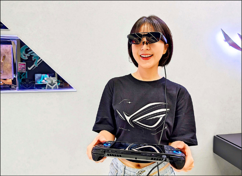 ASUS ROG XREAL R1 e-sports AR glasses make playing games and watching TV series more immersive through the 171-inch virtual screen. (Courtesy of ASUS)