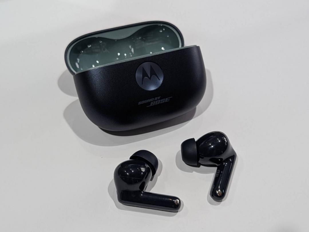 Also debuting at the same time are the moto buds 2 plus flagship noise-canceling headphones, which feature the tuning technology of audio giant Bose and the high-quality performance of Hi-Res Audio, priced at 6,990 yuan. (Photo/Reporter Huang Zhaoxiang)