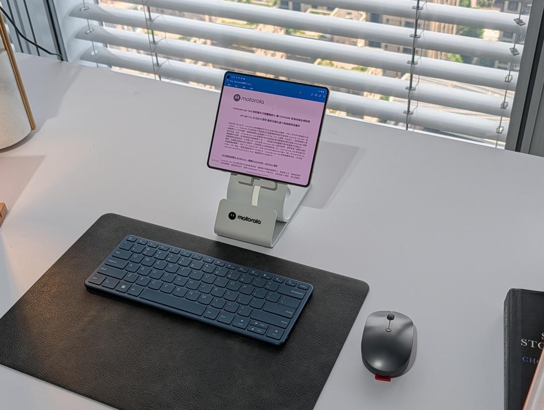 The motorola razr fold can be connected to a keyboard and mouse and operated in a computer-like manner. (Photo/Reporter Huang Zhaoxiang)