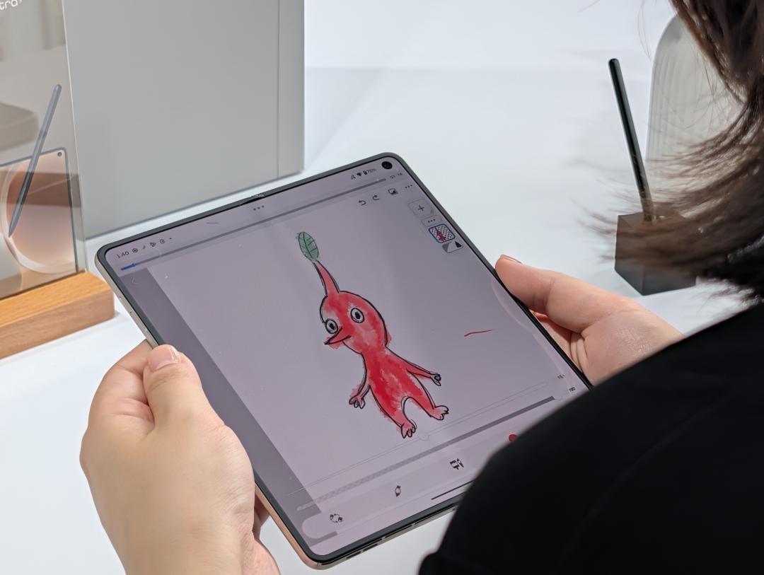 The mobile phone can be unfolded to have a large 8.1-inch, 2K resolution screen, providing a larger display range whether you want to create, watch movies or work. (Photo/Reporter Huang Zhaoxiang)