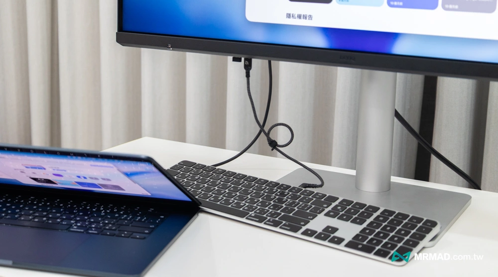 Unique wire storage keeps the desktop tidy