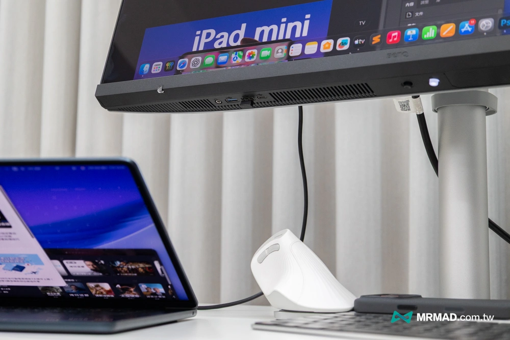 Unique wire storage keeps desktop tidy 2