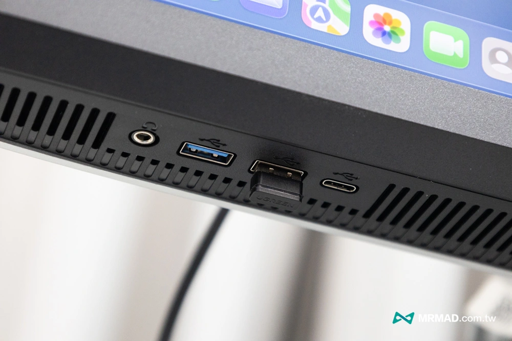Unique wire storage keeps desktop tidy3