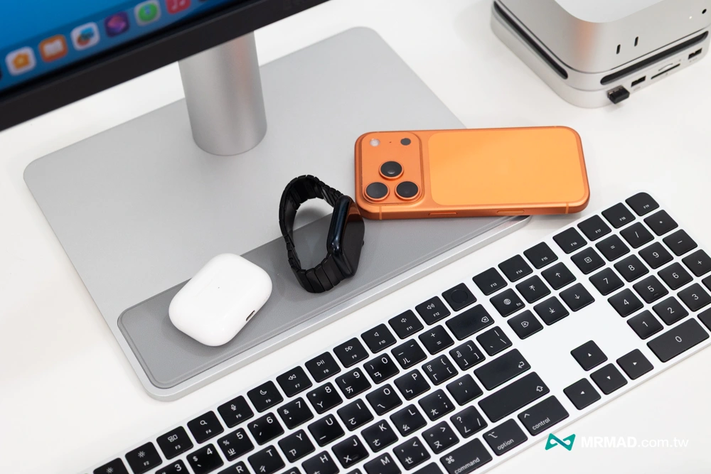Unique wire storage keeps the desktop tidy4