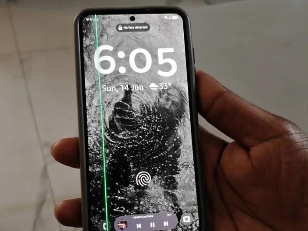 Attention Samsung users! Upgrading to One UI 8.5 causes a green line issue on the screen. Don’t rush and wait and see.