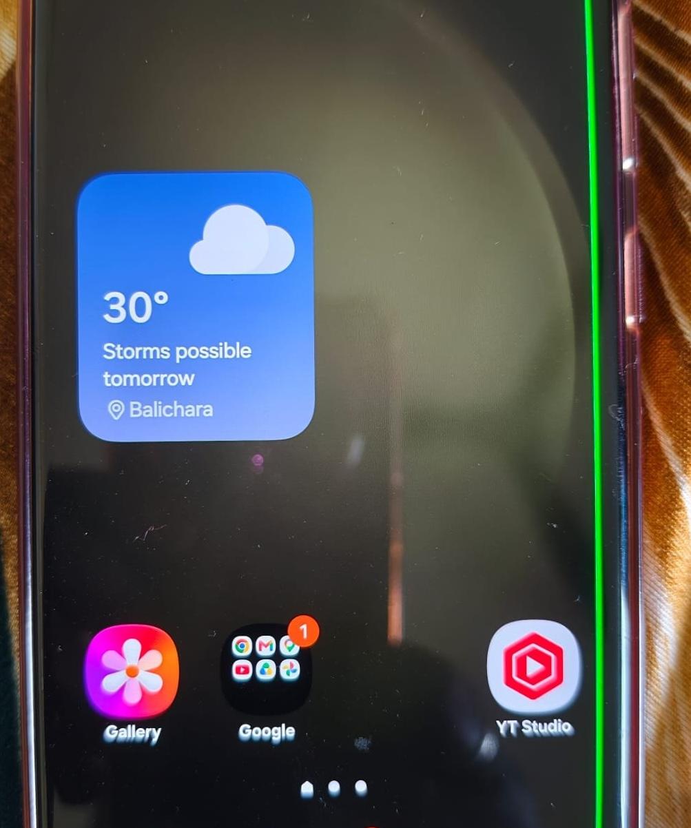 Attention Samsung users! Upgrading to One UI 8.5 causes a green line issue on the screen. Don’t rush and wait and see.