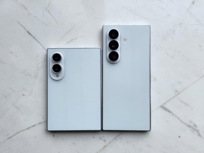 The rumored wide version Z Fold8 (left) and the top-sized Z Fold8 Ultra (right) differ in appearance. This is just a model machine. (Picture/Photo taken from the Internet)