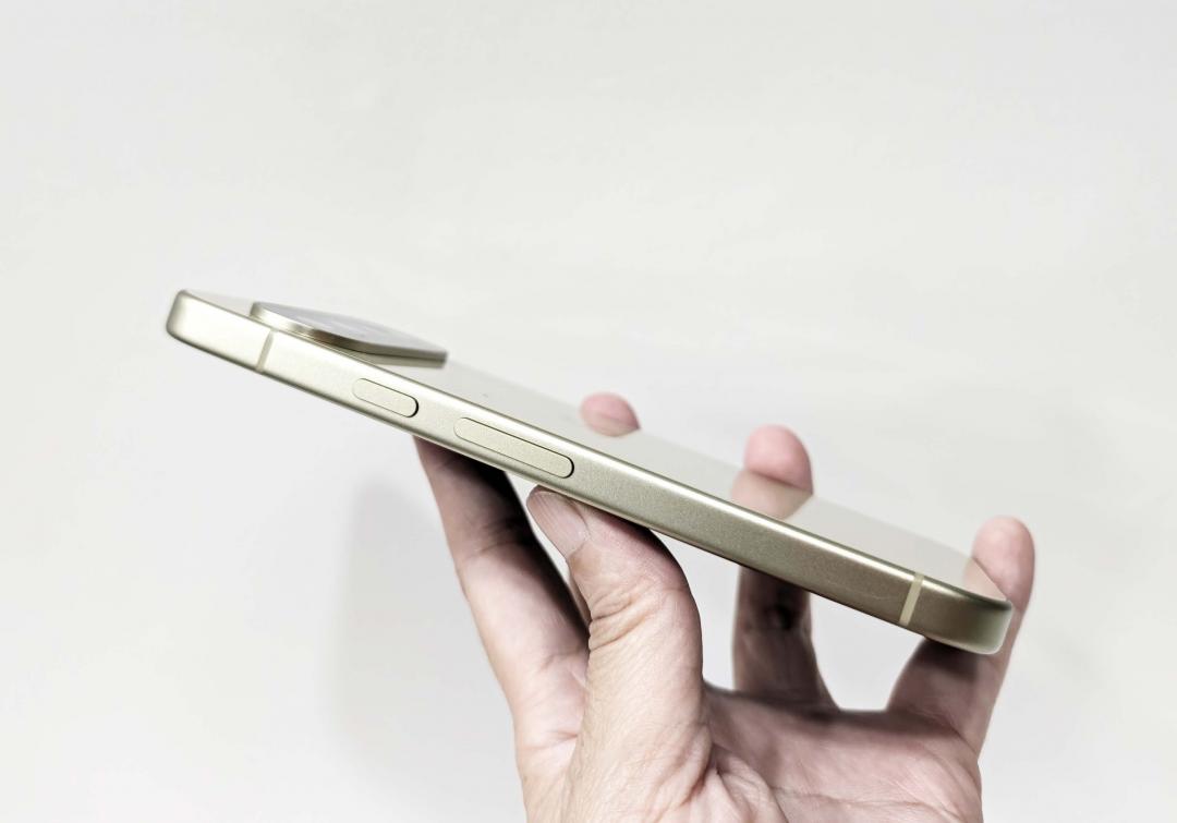 The standard version of Pixel 11 is still 8.6mm thick, and the weight is reduced to 197 grams. (Photo/Photo by reporter Wu Peihua)
