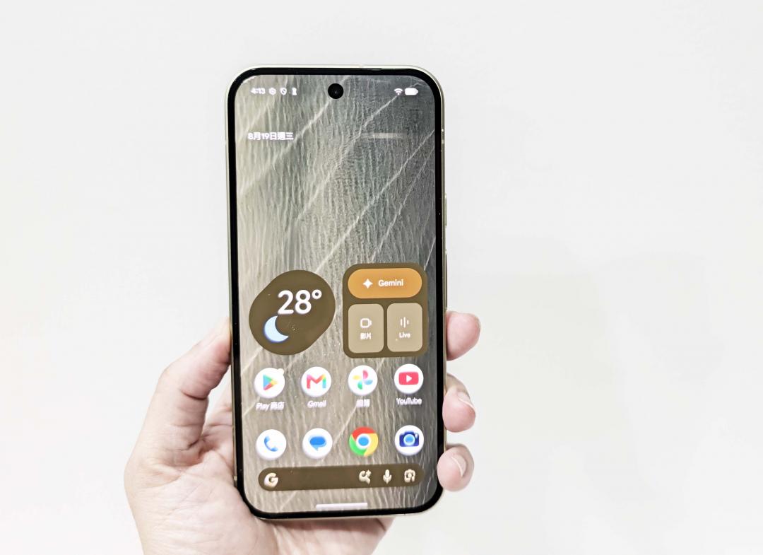 The screen remains 6.3 inches, and the standard version of Pixel 11 is available in four colors: frost purple, hibiscus peach, pistachio green and obsidian black.