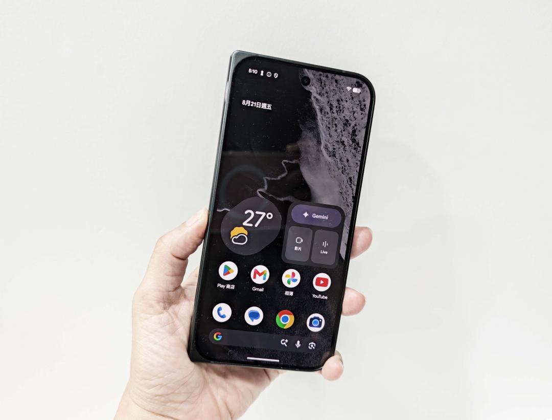 The outer screen is 6.5 inches, and the overall feel is lighter than the previous generation. (Photo/Photo by reporter Wu Peihua)