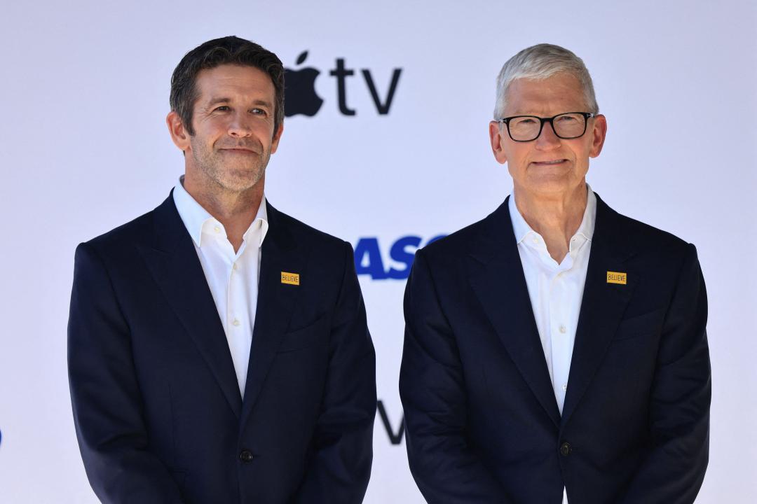 This fall's press conference will be hosted by new CEO Turners (left), and Cook (right) will officially hand over the baton. (Photo/Reuters)