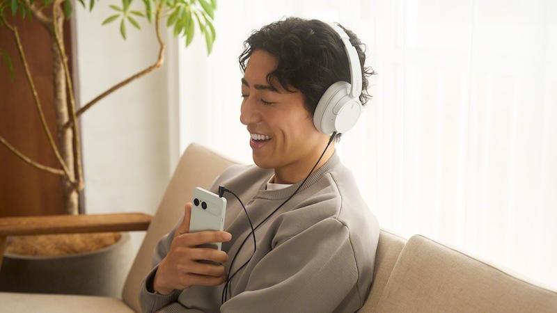 Maintaining a 3.5mm headphone jack allows users to directly connect traditional wired headphones.