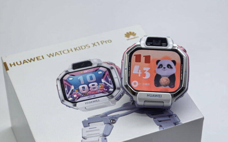 Unique rotating detachable design with 4G dual lenses, try HUAWEI WATCH KIDS X1!