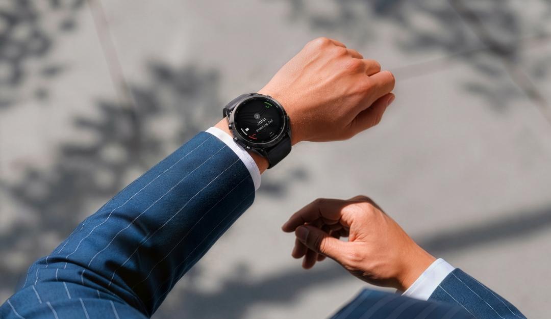 For the first time, fenix 9 Pro uses a titanium case, which combines lightness to wear with everyday texture.