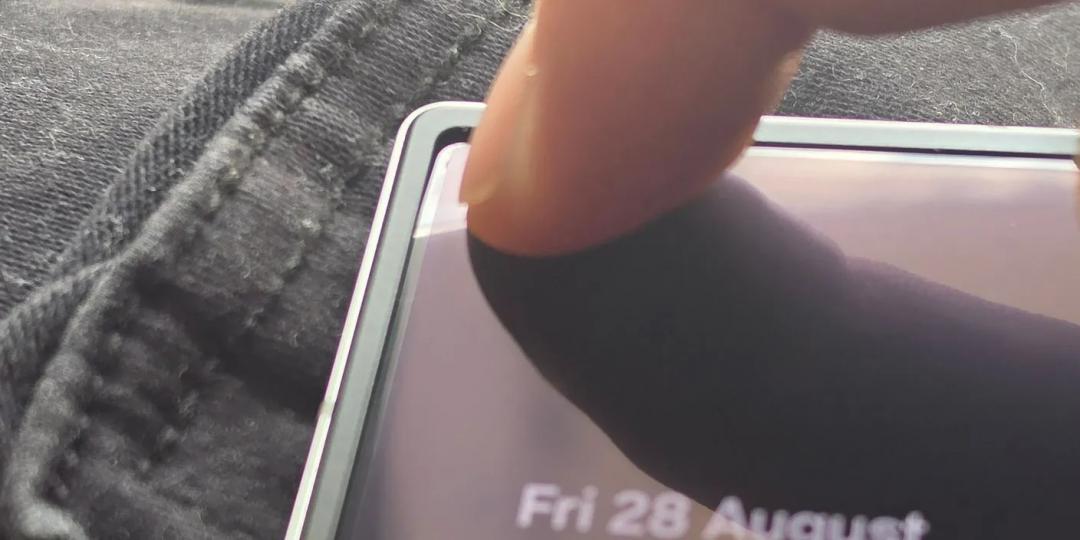 Some users said that the corners of the Z Fold8 screen will dent inward when they are gently pressed down. (Picture/Photo taken from the Internet)