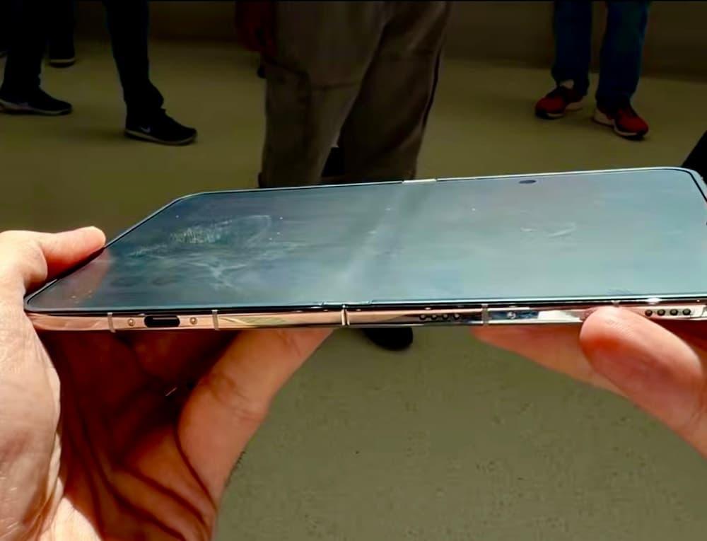 There will be shallow creases on the iPhone Duo folding screen at certain angles. (Picture/reproduced from Brian Tong YT)