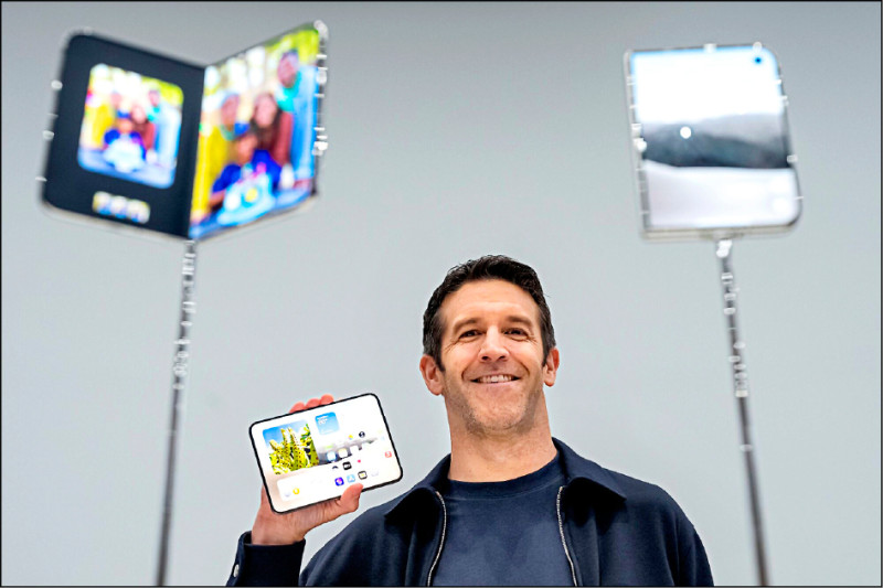 Apple's new CEO Tenas hosted his first autumn conference and personally unveiled the first foldable phone iPhone Duo. (Bloomberg)