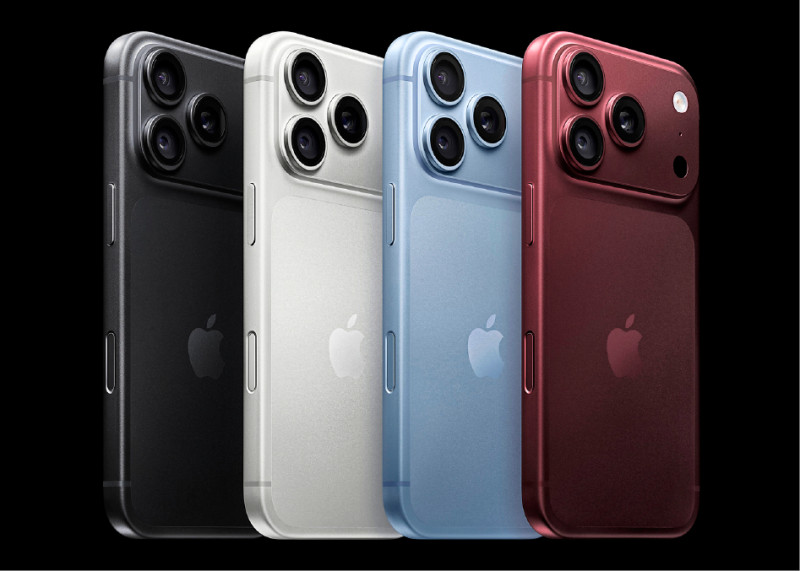 The iPhone 18 Pro series is available in four colors: black (from left in the picture), silver, glacier blue, and burgundy red. iPhone 18 Pro starts at 44,900 yuan, and iPhone 18 Pro Max starts at 49,900 yuan.