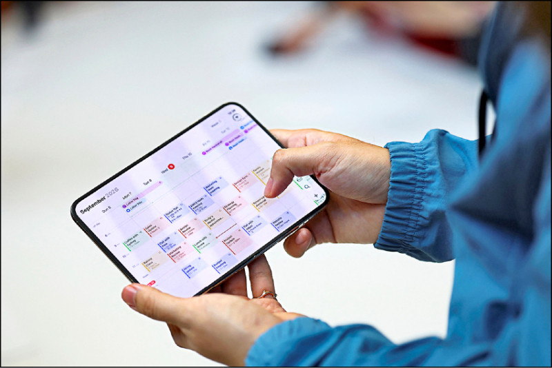 Judging from the actual experience photos of foreign media, the creases of iPhone Duo are not obvious, but they can still be seen at certain angles or under reflective conditions. (Reuters)