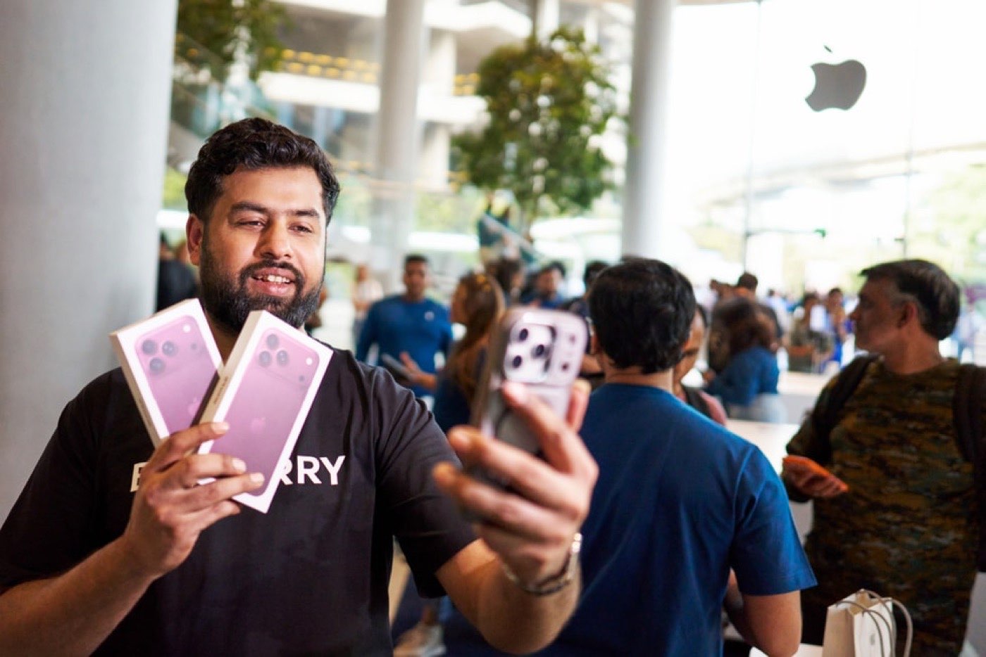 Customer with iPhone 18 Pro purchases at Apple BKC in Mumbai