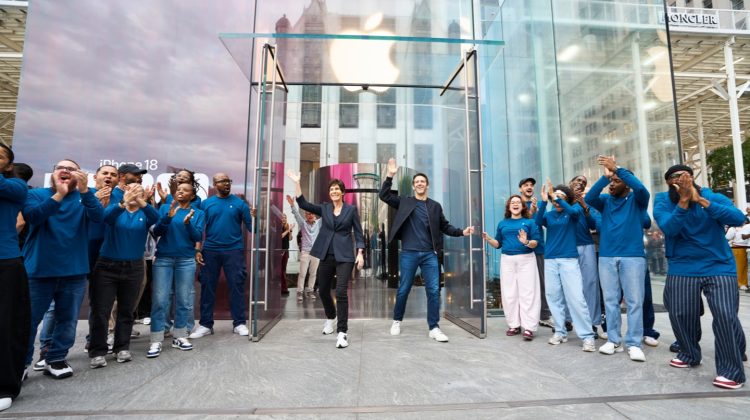 Deirdre O’Brien and John Ternus welcome customers at Apple Fifth Avenue