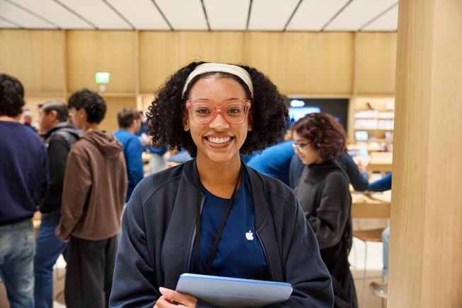 Apple retail team member with iPhone 18 Pro lineup