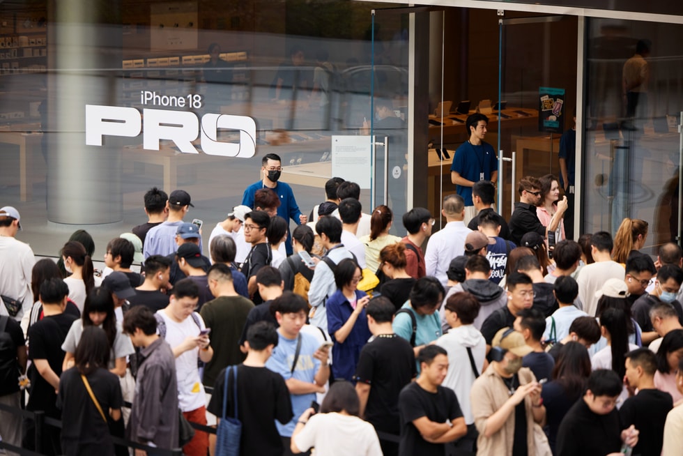 Queue at Apple Jing’an in Shanghai on launch day